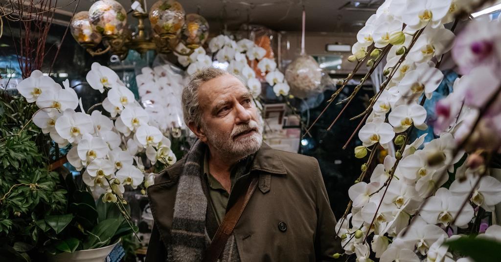Baltasar Kormakur 如何为“Touch”重现日本、冰岛和伦敦的多个时间段？