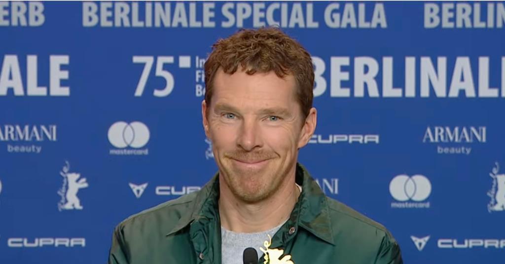 Benedict Cumberbatch trong việc sản xuất các kế hoạch, đi ngược lại với Alpha Alpha Machismo, trong 'The Thing With Feathers'