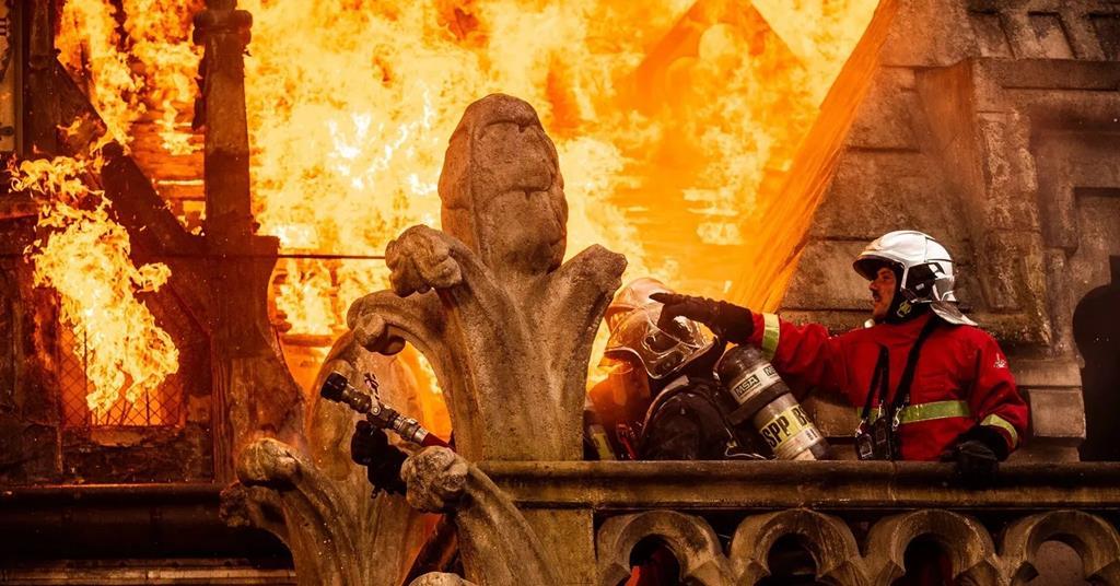 زیرنویس فیلم Notre-Dame brûle 2022 - بلو سابتایتل