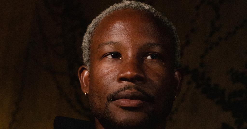 Akinola Davies Jr บางเรื่องเกี่ยวกับชื่อเรื่อง 'My Father's Shadow' ได้คะแนนข้อตกลงภาษาฝรั่งเศสที่สำคัญ