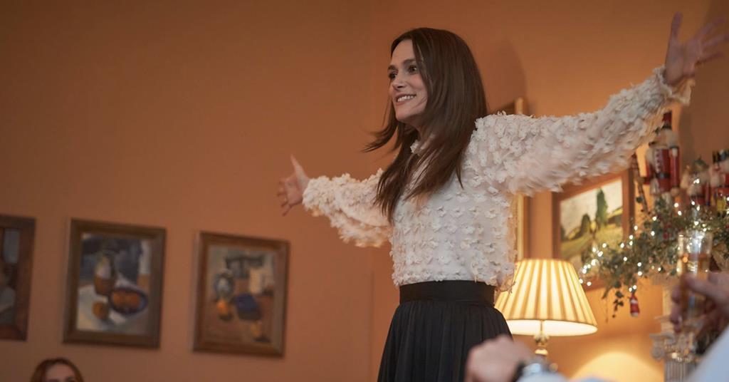 AMC+、RLJE 收购由凯拉·奈特莉主演的 TIFF 黑色喜剧《平安夜》