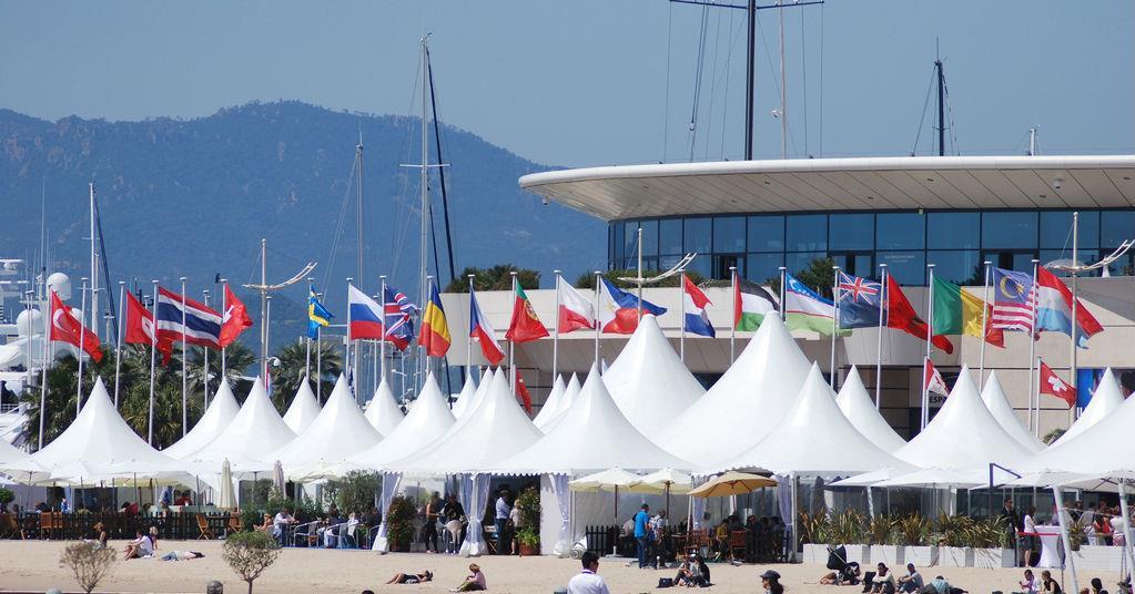 Người bán thận trọng tránh những lời mời chào hào nhoáng của người mua ở thị trường Cannes