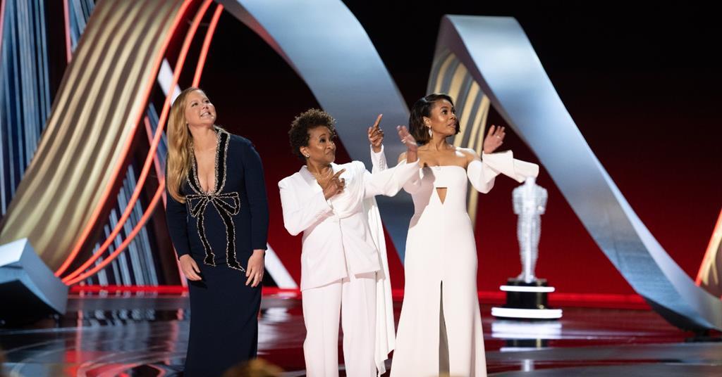 Đồng chủ trì lễ trao giải Wanda Sykes, Amy Schumer “tổn thương” vì cái tát trao giải Oscar