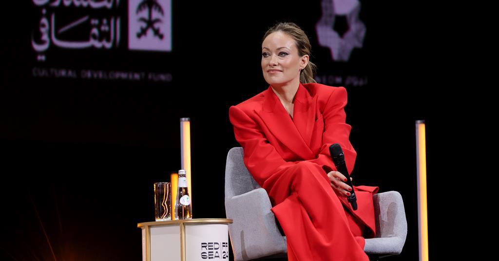 奧利維亞·王爾德 (Olivia Wilde) 討論紅海地區的性別失衡：「女孩被告知要成為一名演員；男孩被告知要當導演”