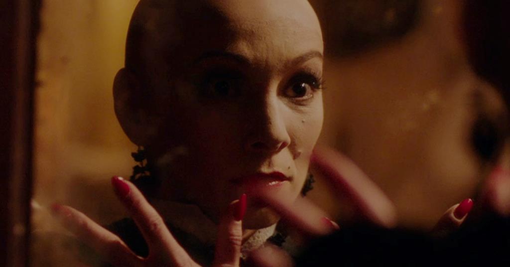 彼得·斯特里克蘭 (Peter Strickland) 的《In Fabric》片場報導：“一部廚房水槽劇遭到歐洲恐怖片的攻擊”