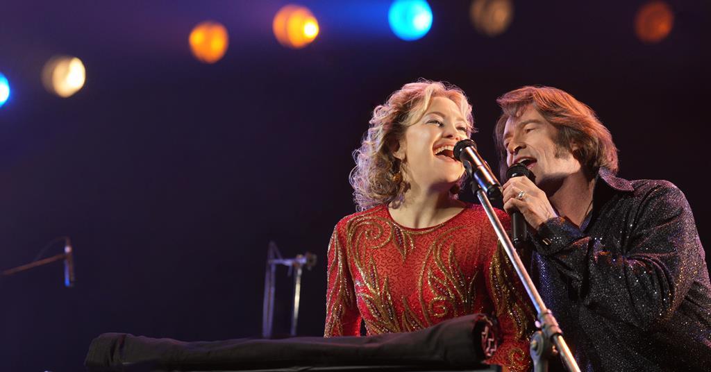 วันที่โฟกัส Neil Diamond Tribute Band 'Song Sung Blue' นำแสดงโดย Hugh Jackman, Kate Hudson