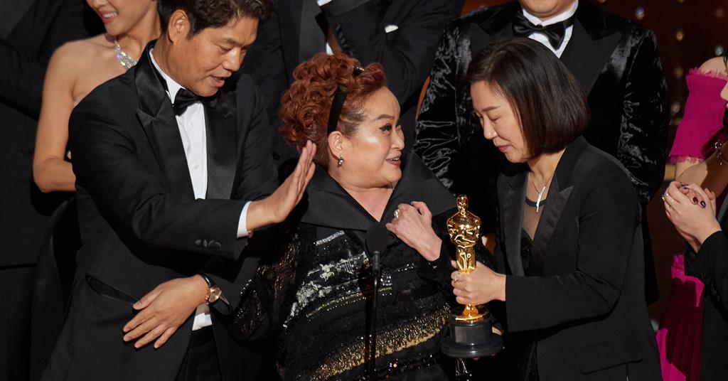 Oscars 2020 Speeches Crowd Demands Encore After Parasite Producer Cut Off News Screen