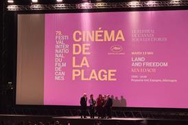 Ken Loach speaking at the Cinéma de la Plage screening