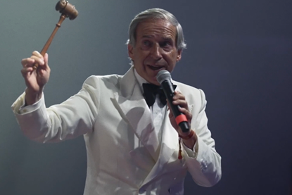 Simon de Pury in 'The Hammer'