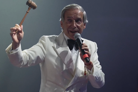 Simon de Pury in 'The Hammer'