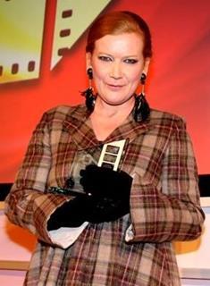 Andrea_Arnold_with_award_in_ceremony_room.jpg