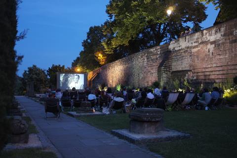 Chester Performs Moonlight Flicks