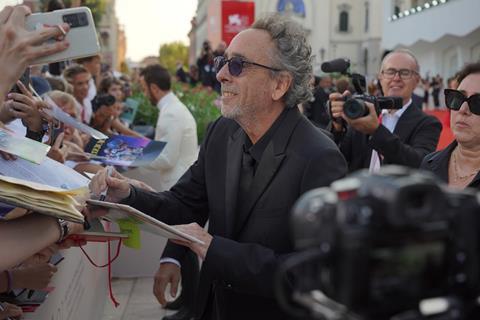 93505-RED_CARPET_-_BEETLEJUICE_BEETLEJUICE_-_Director_Tim_Burton__Credits_Andrea_Avezz___La_Biennale_di_Venezia_-_Foto_ASAC___2_