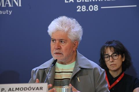 97198-PRESS_CONFERENCE_-_THE_ROOM_NEXT_DOOR_-_Director_Pedro_Almod__var__Credits_Giorgio_Zucchiatti_La_Biennale_di_Venezia_-_Foto_ASAC__3_