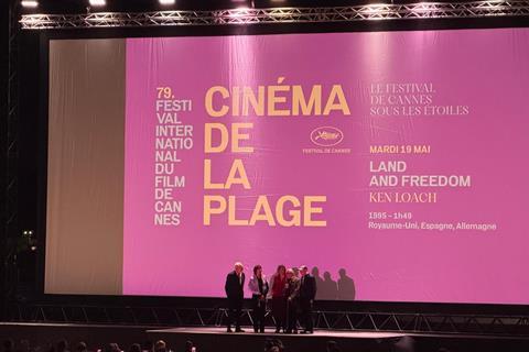 Ken Loach speaking at the Cinéma de la Plage screening