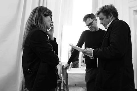 jo anne sellar paul thomas anderson and adam somner first ad on the set of phantom thread credit mike bauman