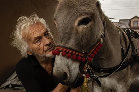 Jerzy Skolimowski avec l'un des six ânes utilisés lors du tournage de 'EO'