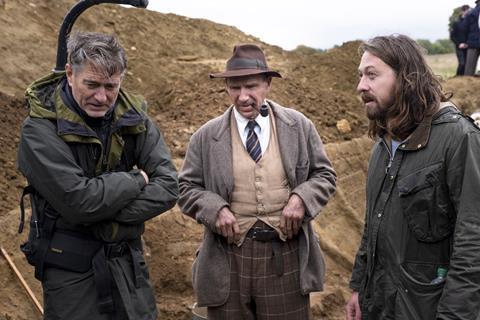 Dig_Unit_(L-R) Director Of Photography, Mike Eley, Ralph Fiennes As Basil Brown, Director Simon Stone. Cr. Larry Horricks-Netflix_06663_r_rgb