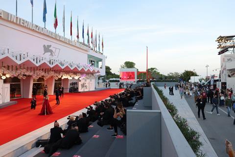 Venice Red_Carpet_-_NOMADLAND_-_Sala_Grande__Credits_La_Biennale_di_Venezia_-_Foto_ASAC__ph_Andrea_Avezz___ (2)