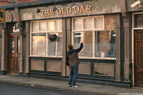 1_Main_IC_The Old Oak ⓒ JOSS BARRATT_SIXTEEN FILMS